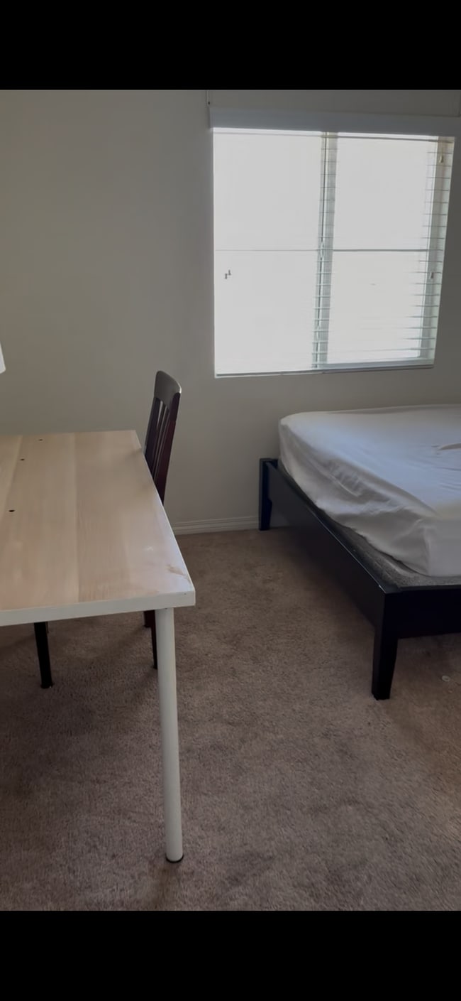 Building Photo - 14925 Shoreham St