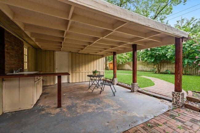 Building Photo - 16815 Memorial Oaks Ln