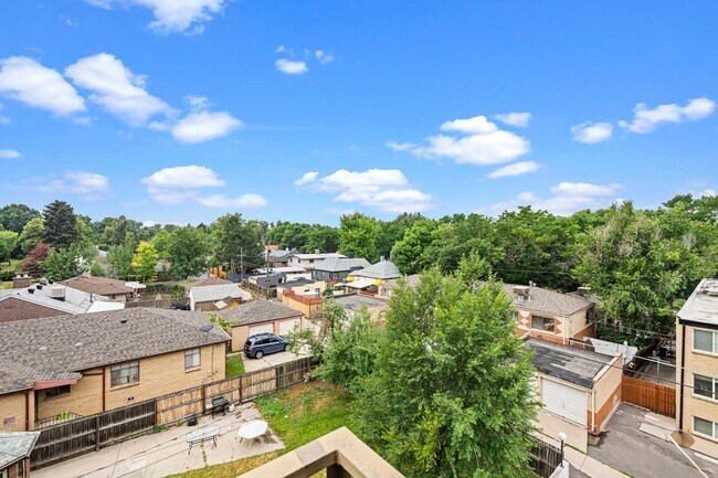 Building Photo - Updated 2-bedroom condo in Denver!