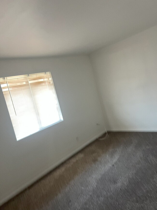 Building Photo - Great Location Near GCU – Newer A/C and Easy Access to I-17