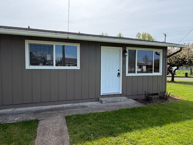 Building Photo - 2 Bedroom 1 bath tri-plex