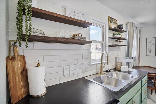 Building Photo - 2412 SW Mission Ave