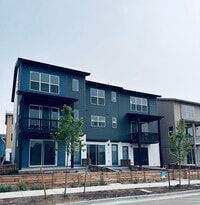 Building Photo - Luxury 3 Bedroom Townhome in the Heart of ...