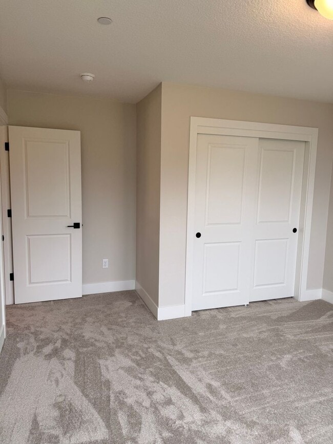 Building Photo - Goregous 3 Bedroom with Loft and Bonus Room! High Ceilings! Pantry! Keyless Entry! Double Oven & ...