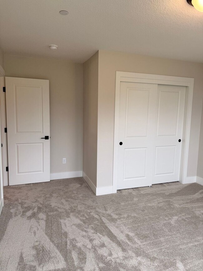 Building Photo - Gorgeous 3 Bedroom with Loft and Bonus Room! High Ceilings! Pantry! Keyless Entry! Double Oven & ...