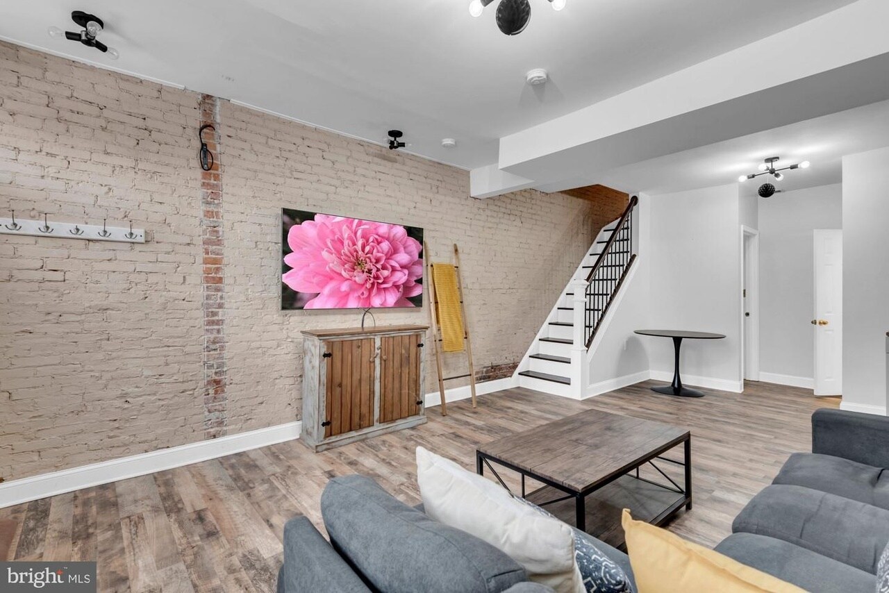 Building Photo - 210 W Read St