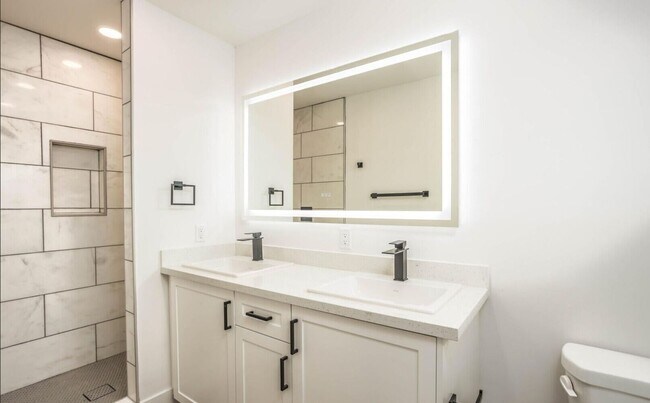 Building Photo - Biltmore District Luxury – 3 month leases avaialble 2,795.00