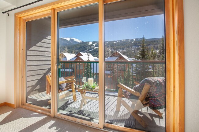 Building Photo - Evolve Real Estate: 6 Mos Lease Only Large Fully Furnished Condo Walking Distance to Keystone Vil...