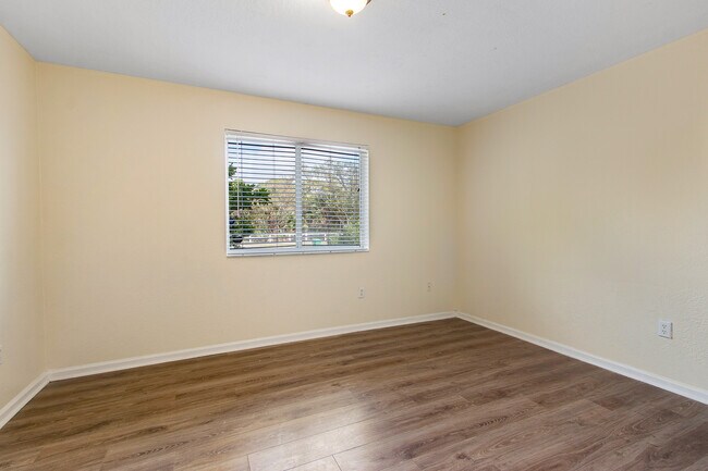 Building Photo - 8460-8466