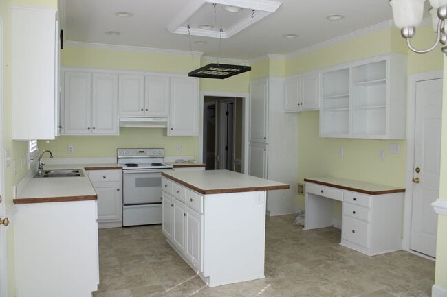 Building Photo - 4400 Dewfield Dr N