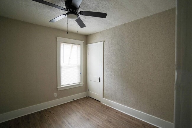 Building Photo - This beautifully updated 3-bedroom, 1-bath...