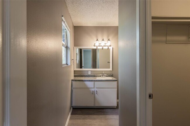 Building Photo - 207 N Cougar Ave