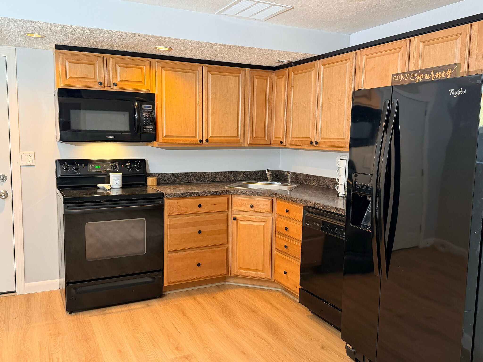 Building Photo - 18 Colonial Dr