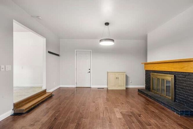 Building Photo - 2305 Glenoak Dr