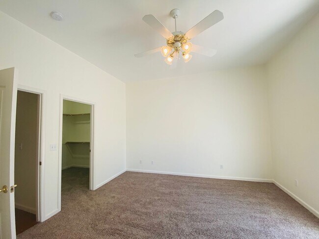 Building Photo - $2,795 Peach & Alluvial, Pool + Clovis Trail Access | W. Fallbrook Ave, Clovis