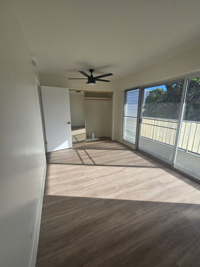 Building Photo - Conveniently located and secured 1-bedroom, 1-bathroom