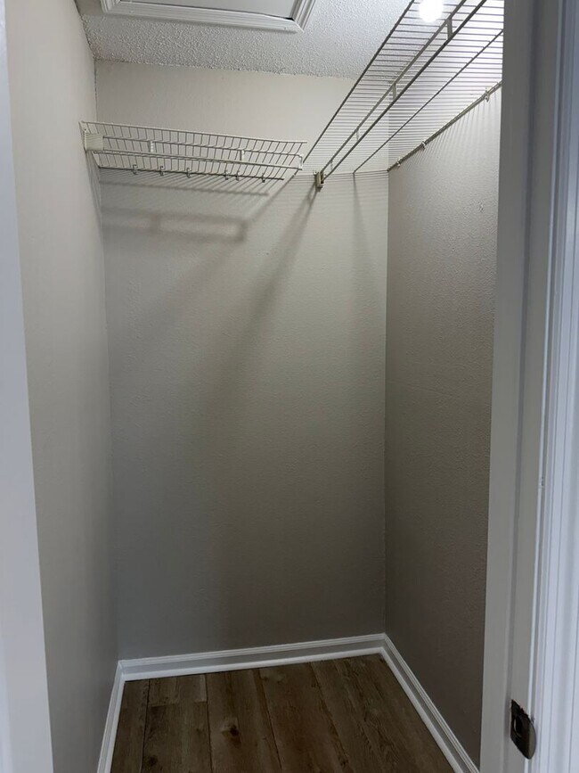 Building Photo - Gorgeous 2/2 newly renovated townhome available now!