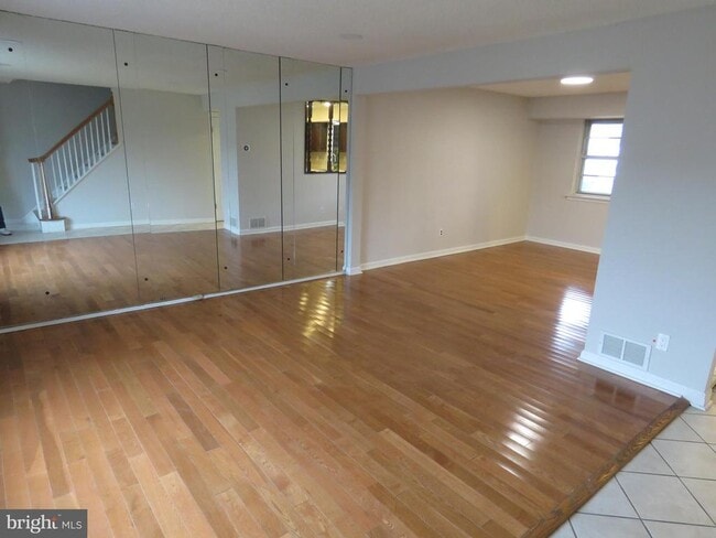 Building Photo - 6240 Patrick Henry Ct