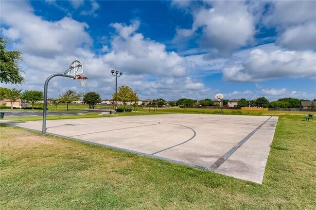 Building Photo - Large 4 Bedroom 3.5 Bath Now Avaliable