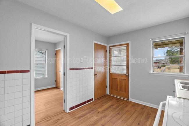 Building Photo - 9220 Leamont Dr