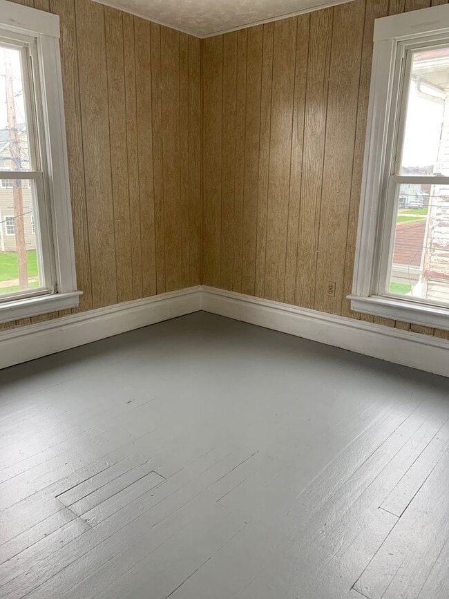 Building Photo - 2 bedroom house one block from City Park
