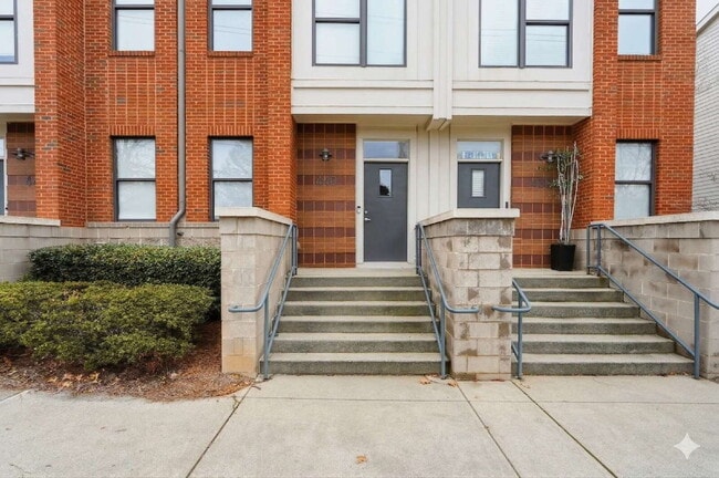 Building Photo - Modern Multi-Level 2BR Retreat with Garage Near Uptown Charlotte