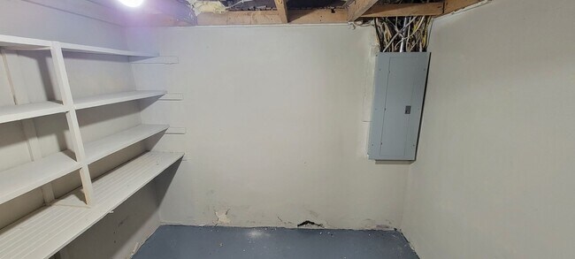 Building Photo - AVAILABLE NOW - 4 Bedroom with garage