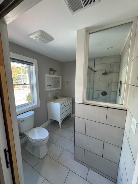 Building Photo - Downtown Winchester Living – Fully Renovated 3 Bedroom, 3 Bath Apartment!