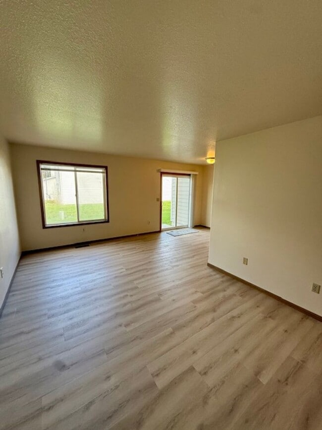 Primary Photo - Charming 3 Bed, 1.5 Bath Unit in the Heart...