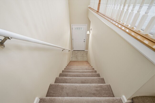 Interior Photo - 1114-1120 Ekstam