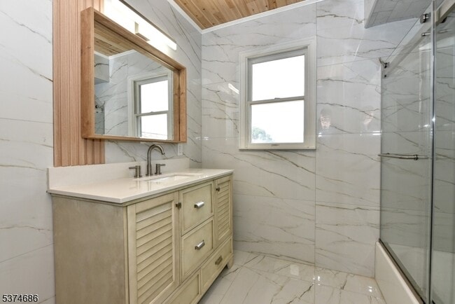 Building Photo - 633 5th St