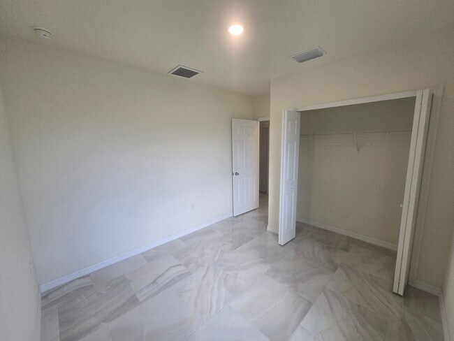 Building Photo - LARGE 3/2/1 -Duplex, prime Location-Lehigh...