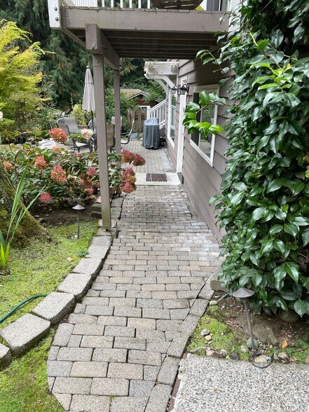 Walkway to the unit - 14646 196th Ave SE