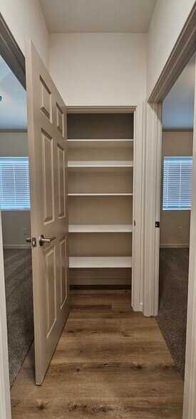 Linnen Closet - 731 W 6th St S