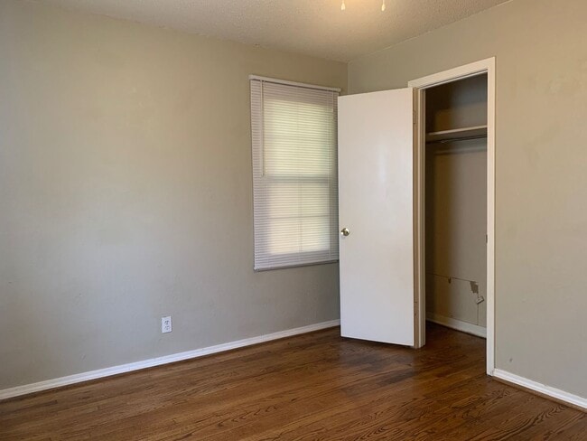 Building Photo - Cozy Cottage