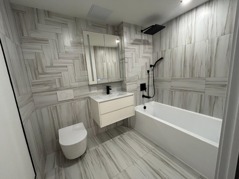 Building Photo - 428 E 9th St