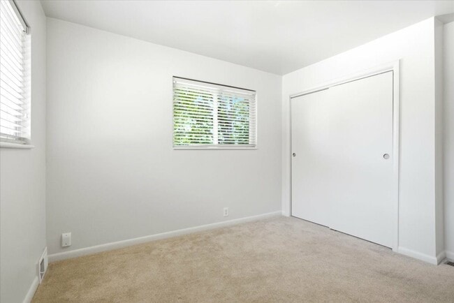 Building Photo - 3036 Sequoia Dr
