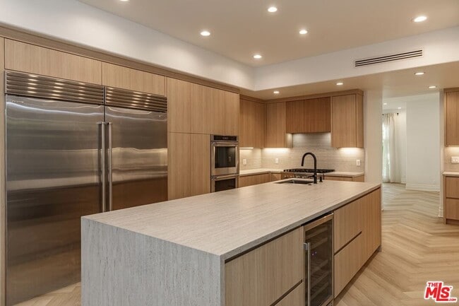 Building Photo - 504 Elm Dr