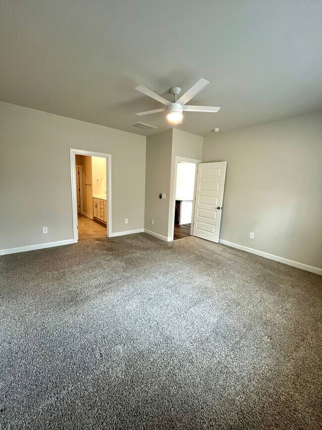 Building Photo - 3 BR, 2 BA with Fenced Yard and Fantastic Amenities!