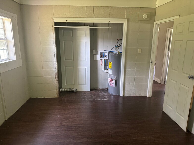 Bedroom2/laundry - 907 Hill N Dale Dr
