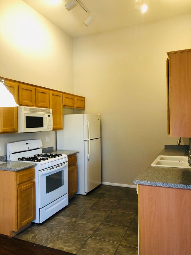 Building Photo - *VERY NICE UPSTAIRS 2 BED / 2 BATH CONDO I...