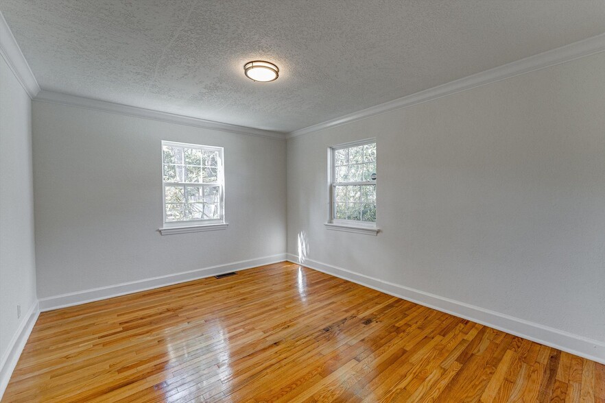 Building Photo - 4910 Golfview Dr