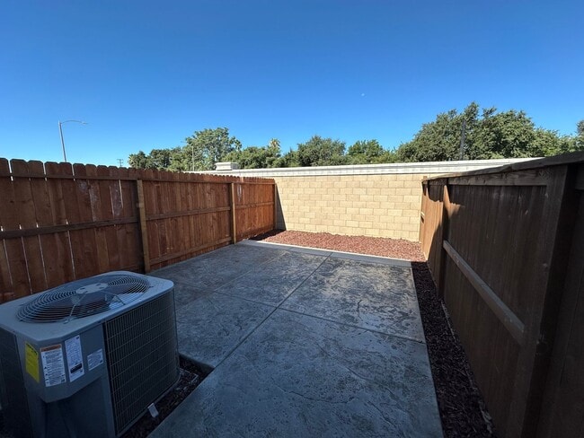 Building Photo - 1704 Bullock Dr