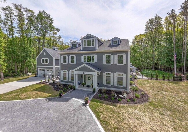 Building Photo - 2171 Lakeshore Dr