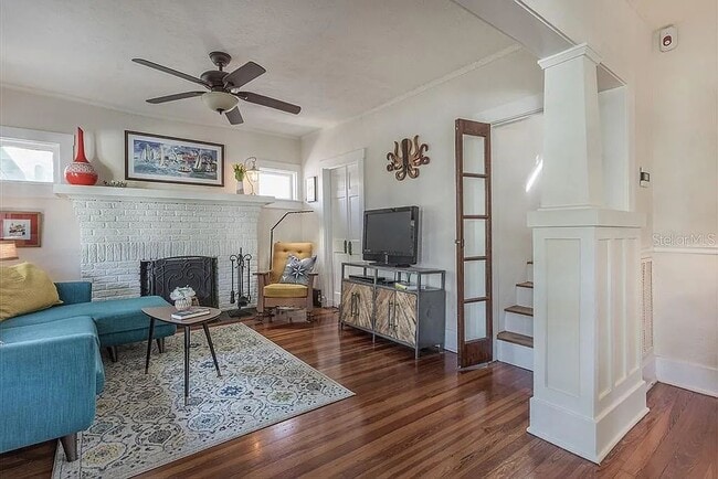 Building Photo - 702 S Bungalow Terrace