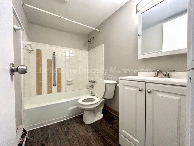 Building Photo - 1350 Kendall St SE