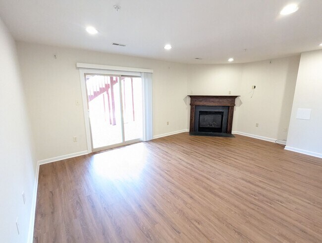 Building Photo - Renovated Townhouse in Frederick ready for...