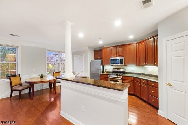 Building Photo - 265 Victoria Dr