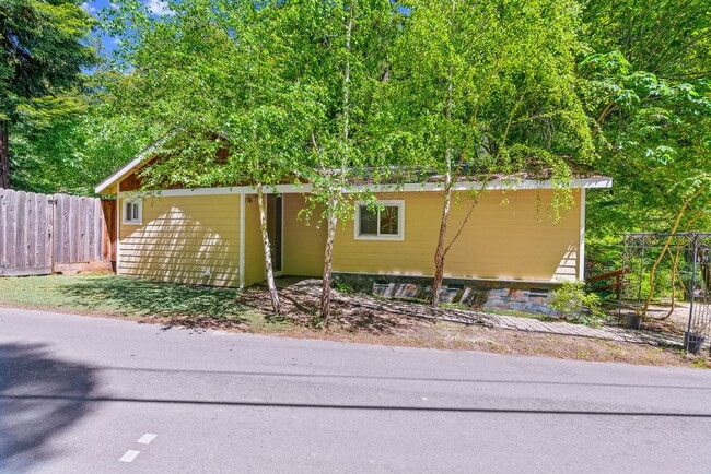 Building Photo - Stunning Fully Renovated 2 Bedroom, 1 Bath...