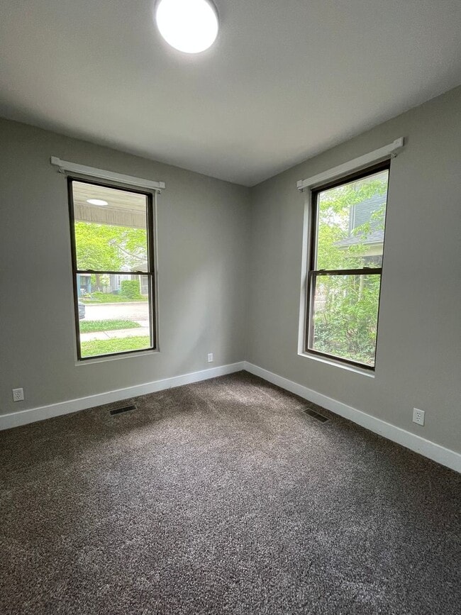 Building Photo - 905 North-5T